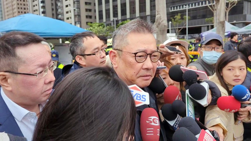 新光三越台中中港店12樓13日發生氣爆釀死傷，總經理吳昕陽（中受訪者）趕到台中了解，他向媒體表示，新光三越會盡全力，再悲痛也會把人的善後列為第一優先，一定負起該有的責任。中央社記者蘇木春台中攝  114年2月13日 (圖：中央社)