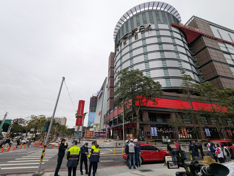 位於台中西屯區台灣大道三段的新光三越台中中港店2月13日發生氣爆，造成澳門遊客一家七口輕重傷，其中重傷2歲女童7日也辭世。(圖：中央社)