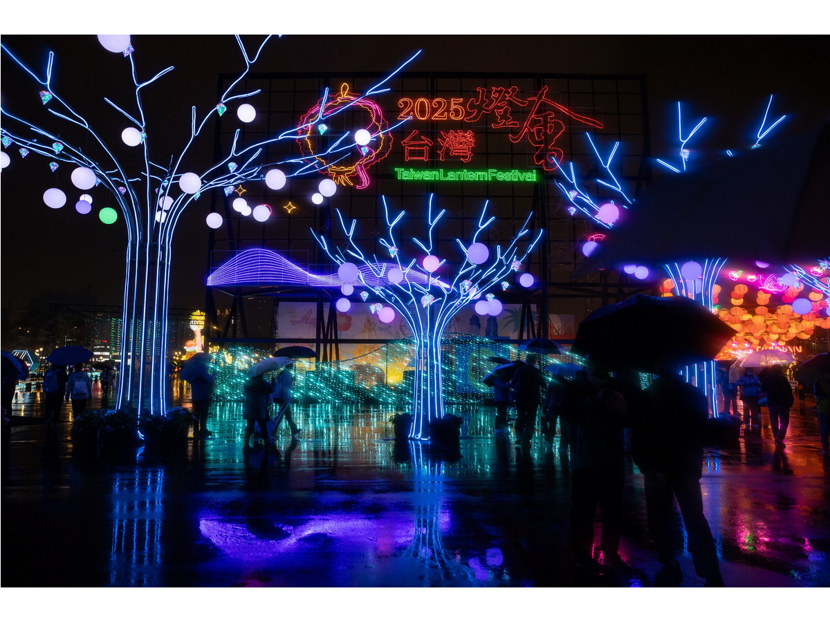 2025桃園台灣燈會特別規劃「全球燈匯區」，外交部長林佳龍邀請大家安排時間來趟賞燈之旅 (圖取自林佳龍臉書)