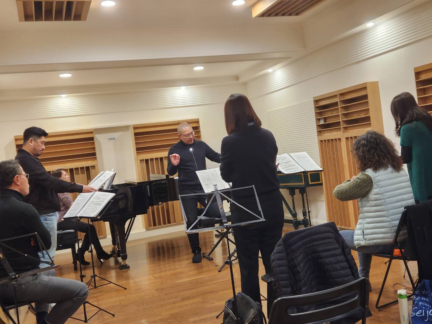 衛武營2月21日推出柴可夫斯基《尤金・奧涅金》歌劇音樂會，聲樂家們積極彩排。(江昭倫 攝)