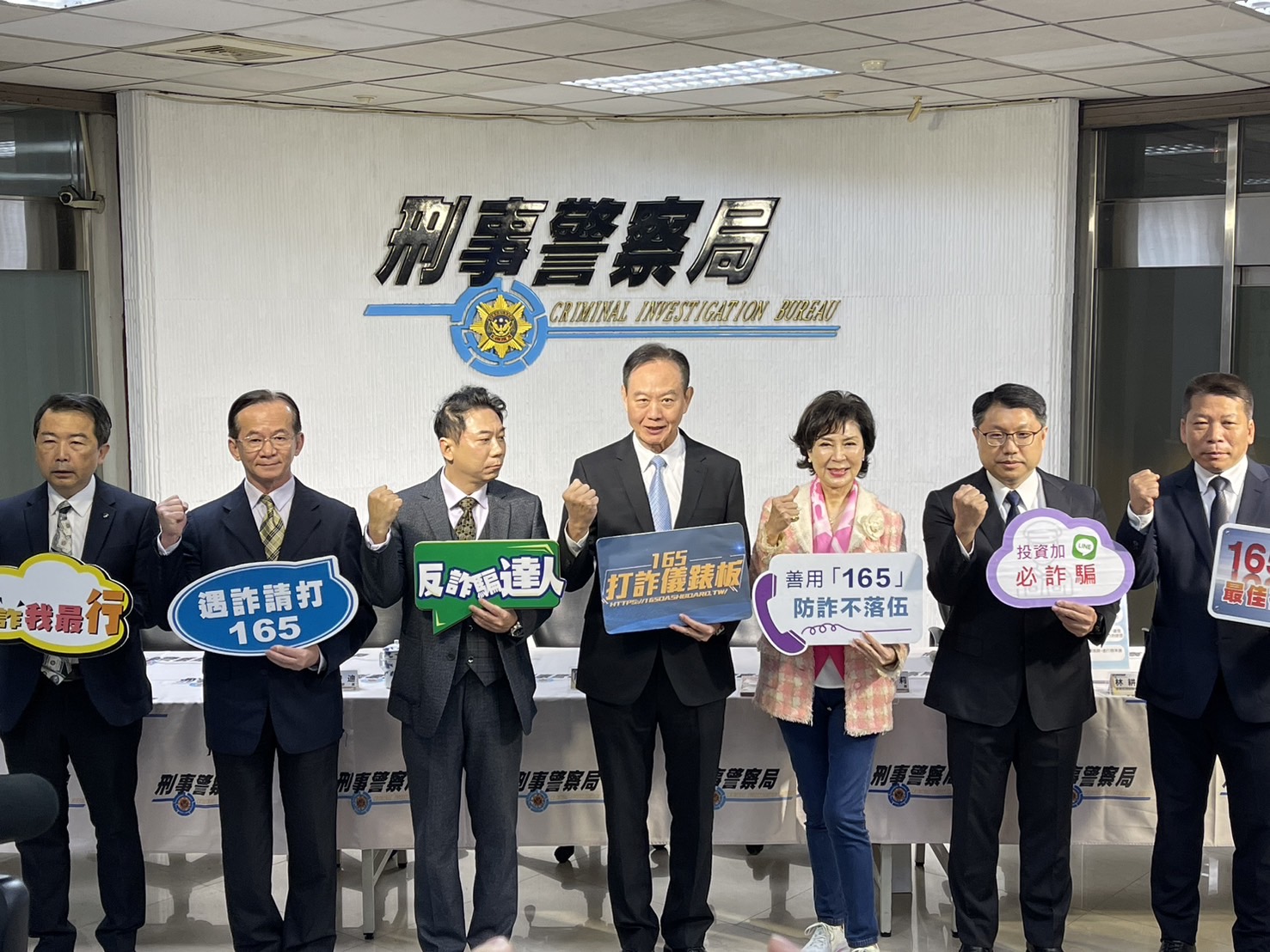 刑事局「165打詐儀錶板」網站公布最新詐騙資訊，並邀請知名主持人白嘉莉現身分享自身遭遇詐騙經歷。(鄭佑漢攝)