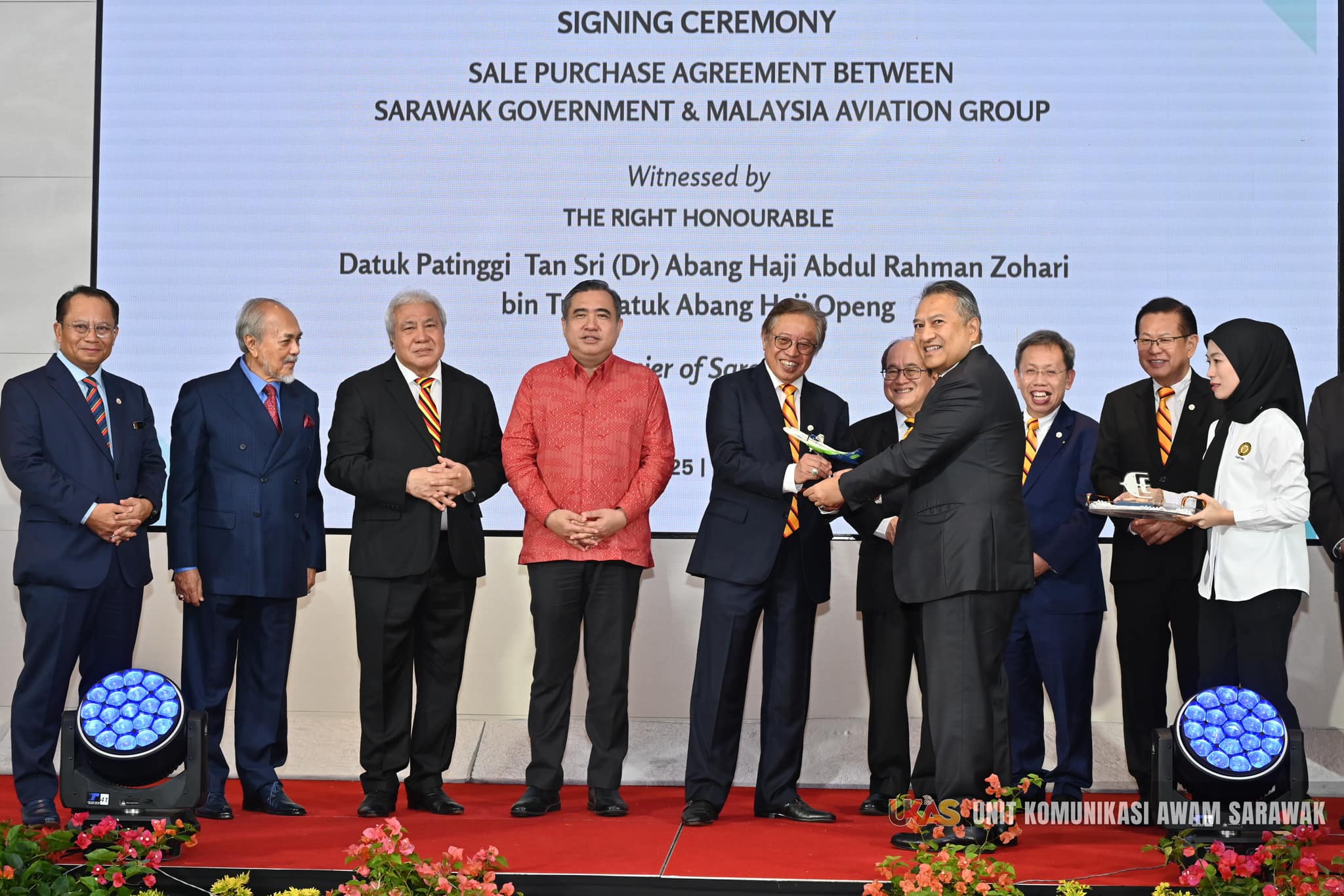 馬來西亞砂拉越州政府宣布成立婆羅洲航空（AirBorneo）拓展東協市場。砂拉越總理阿邦佐哈里阿邦佐哈里（左5）見證砂拉越政府與馬來西亞航空集團代表簽署買賣協議儀式。(圖：取自砂拉越官方公共通訊單位，UKAS)
