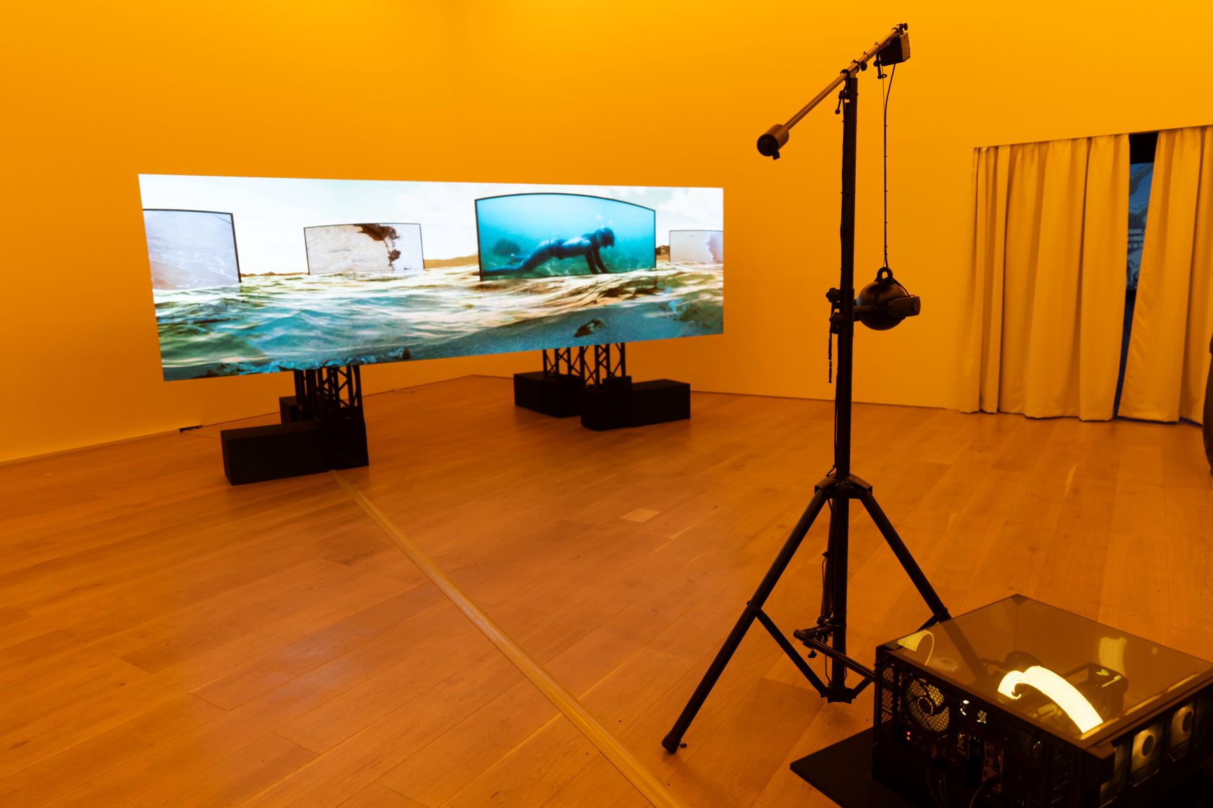 台灣藝術家許家維的作品《矽晶小夜曲》，受邀參加日本森美術館「機器愛情：電玩、AI與現代藝術」展覽。(文化部提供)