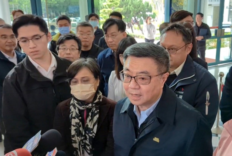 新光三越台中中港店氣爆釀死傷，行政院長卓榮泰(前右)14日赴台中了解相關救援及應變情形，指示提供傷者、罹難者家屬和澳門籍遊客親屬等人相關協助，並要求相關單位注意大樓結構安全，絕對不要發生第2次影響和危險。 (圖：中央社)