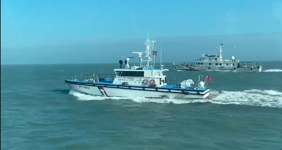 海洋委員會海巡署金馬澎分署表示，今天(14日)下午2時許偵獲4艘中國海警船同時出現在金門南方海域，調度線上巡防艇前推至限制水域線上監控應對。(圖 : 海巡署)