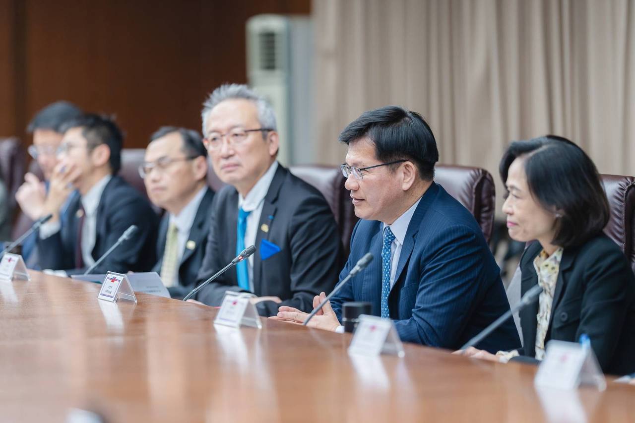 外交部長林佳龍(右2)與衛生福利部長邱泰源今天(14日)在外交部召開雙部長會議，決議攜手共同籌組「公衛醫療台灣隊」，執行榮邦計畫「智慧醫療與健康產業」旗艦計畫。(圖 : 外交部)