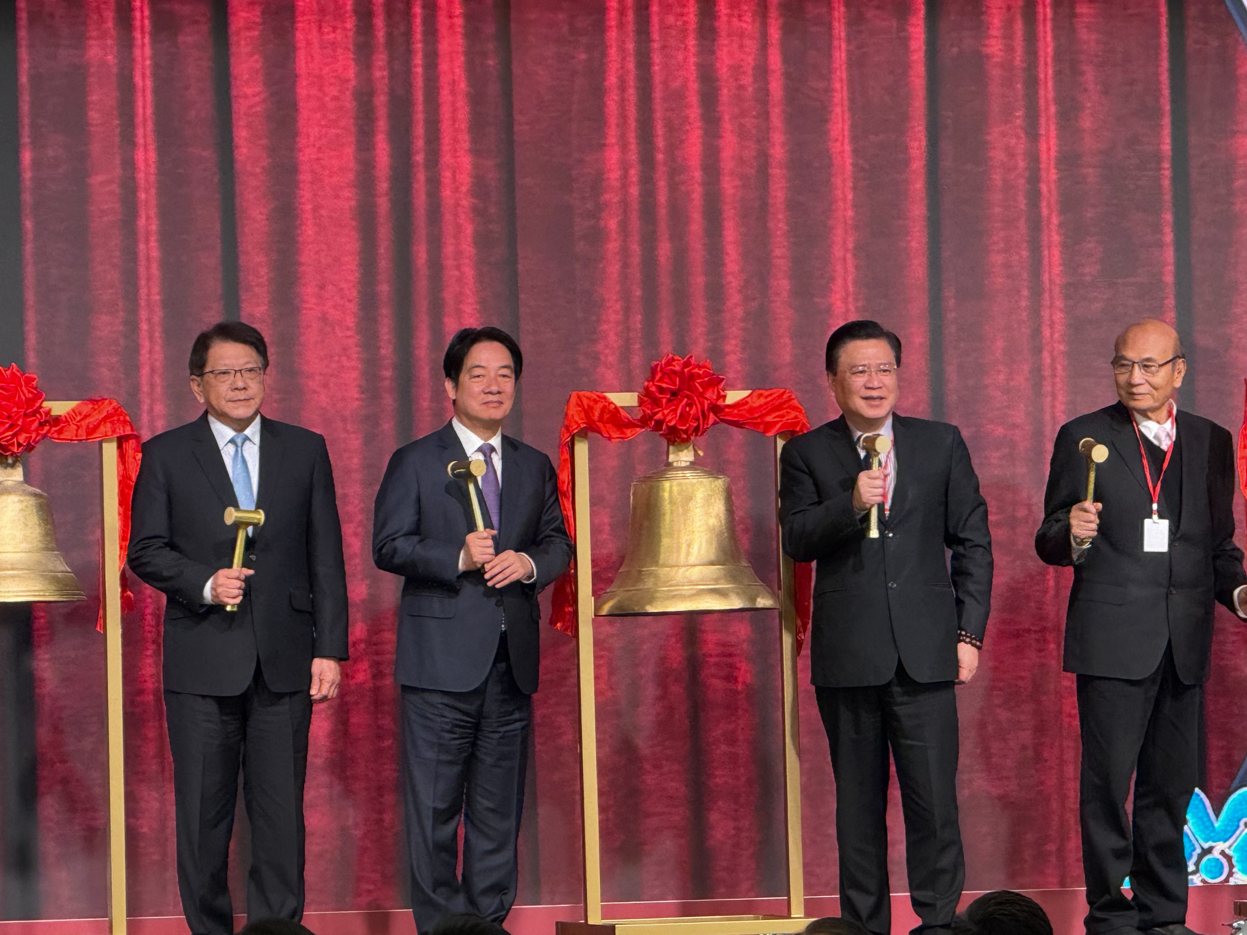 賴總統(左2)表示，經濟表現好，連帶稅收增加，政府會將稅收用於社會投資。(謝佳興 攝)