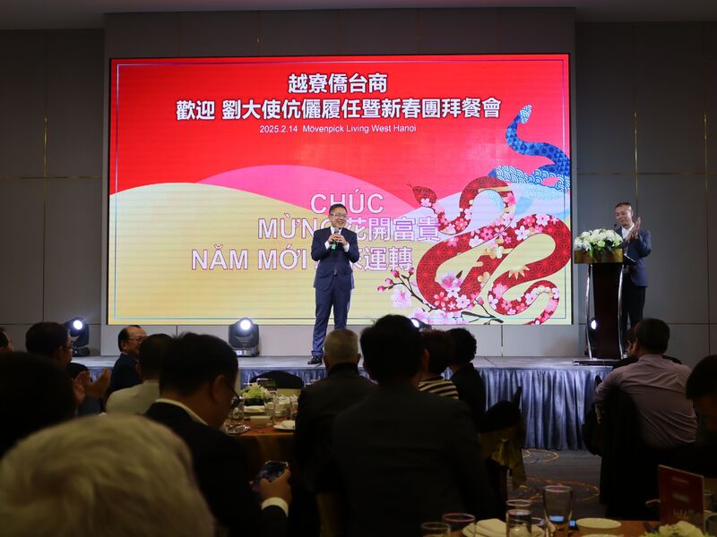 越南及寮國台灣商會聯合總會與北越地區六個台商分會等14日晚間聯合舉辦新春團拜餐會，歡迎駐越南代表劉世忠伉儷抵達河內履新。現場席開11桌，共上百人出席。 (圖：中央社)