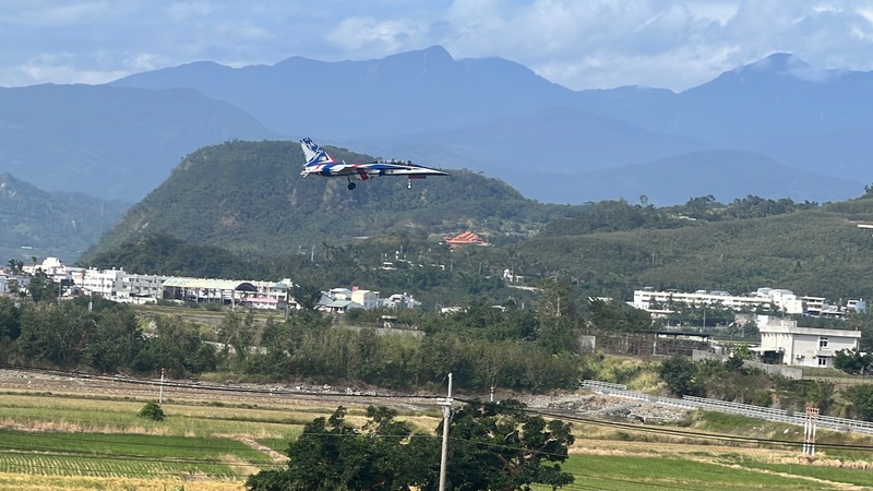台東1架勇鷹高教機15日上午在台東都蘭外海墜落，飛行員跳傘逃生，已獲救送醫。圖為勇鷹高教機同型機在台東飛行照片。 (圖：中央社)