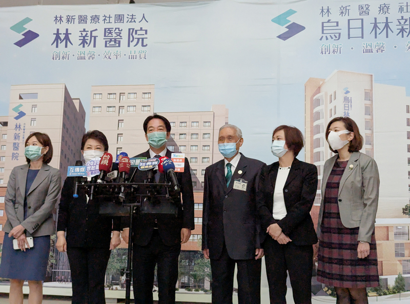 新光三越台中中港店氣爆案，賴清德總統（左3）15日到台中探視傷者並發表談話。左2為台中市長盧秀燕。 (圖：中央社)