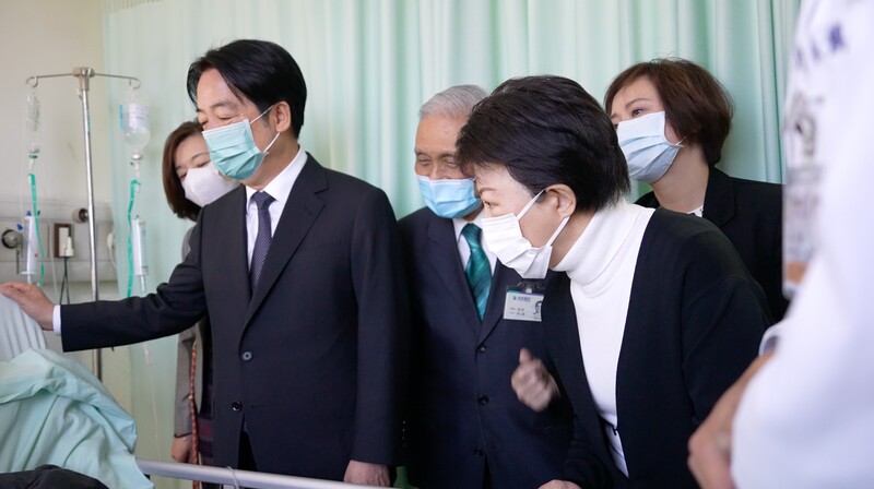 新光三越台中中港店13日氣爆，釀4死多傷。總統賴清德（前左）15日到台中林新醫院探視傷者，台中市長盧秀燕（前右）、民主進步黨立法委員何欣純（後右）等陪同。（台中市政府提供） (圖：中央社)