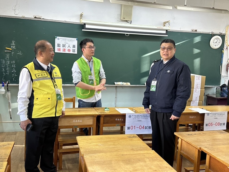 台鐵15日招考司機員，應考人數共416人，錄取率約24%。台鐵董事長杜微（右）視察台北開南中學考場，瞭解考試環境等。（台鐵提供） (圖：中央社)