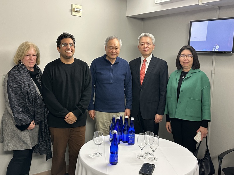 李安（中）與駐紐約辦事處長李志強（右2）等人，在電影斷背山放映後合影。 (圖：中央社)