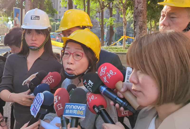 台中新光三越13日發生嚴重氣爆，營業本部長曹美虹(中)16日出面受訪表示，他們比任何人都還想要知道事故發生原因。(圖：中央社)