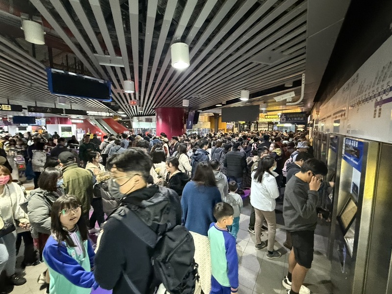 2025台灣燈會在桃園，15日迎來開展後首個週末假期，截至當晚6時30分已湧入140萬人次，也塞爆桃園捷運。(圖：中央社)