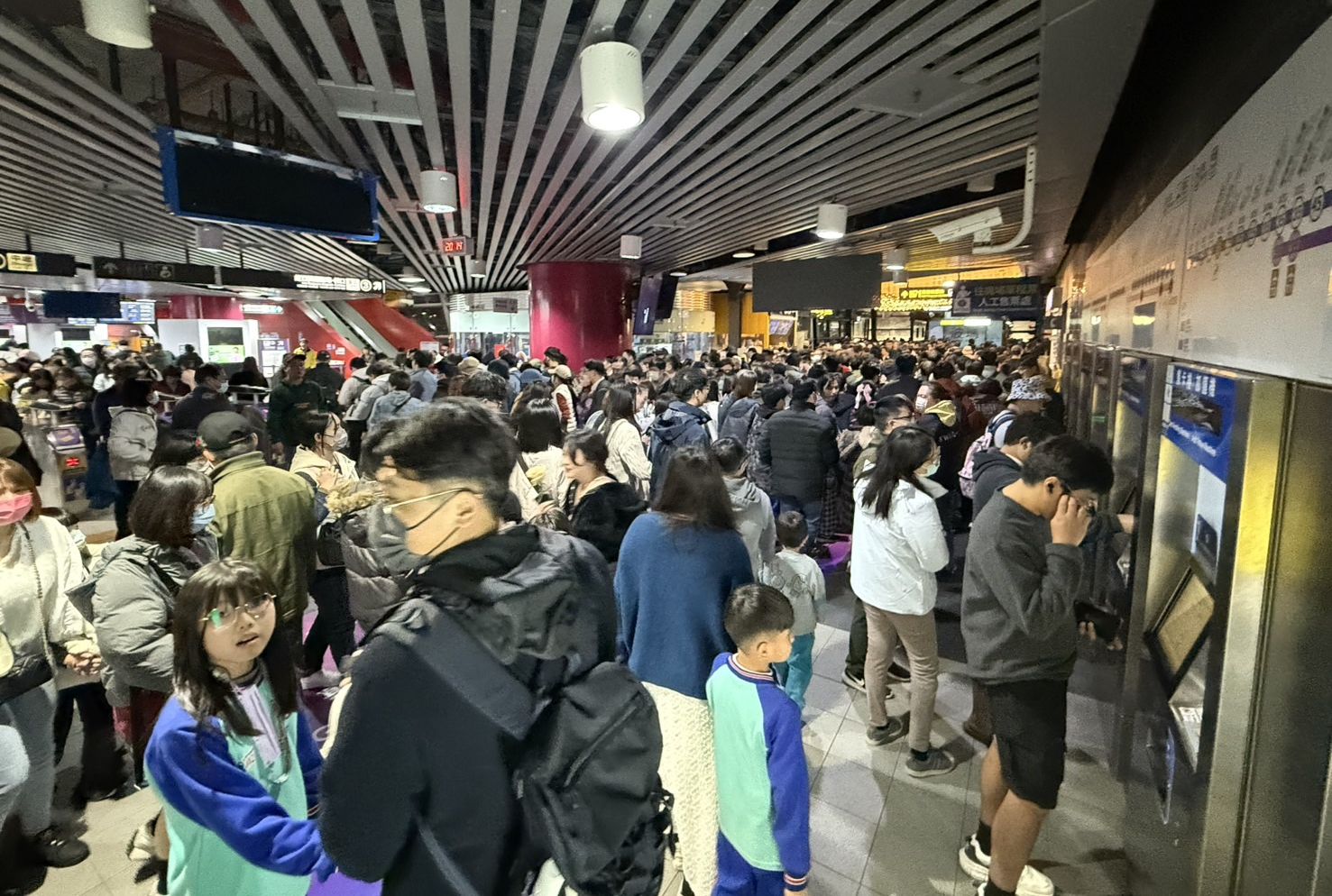 台灣燈會桃園捷運湧現大量人潮。 (圖:桃園捷運公司提供)