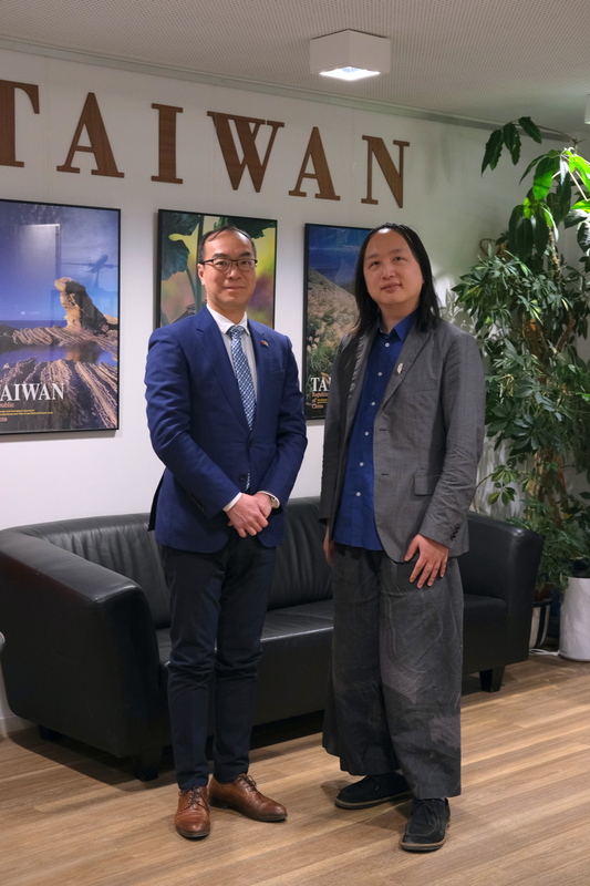 慕尼黑網路安全會議登場，無任所大使唐鳳（右）出席活動，並與駐慕尼黑辦事處處長趙彥清（左）合影。(圖：中央社)