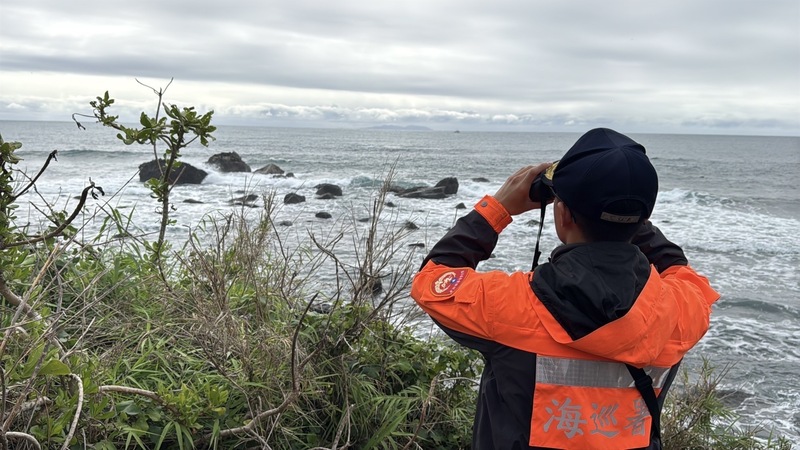 空軍編號1130勇鷹高教機15日墜落於距離台東都蘭岸邊5浬處海域，空軍19日完成機體定位及打撈作業招標程序。(海巡署東部分署提供)(圖：中央社)