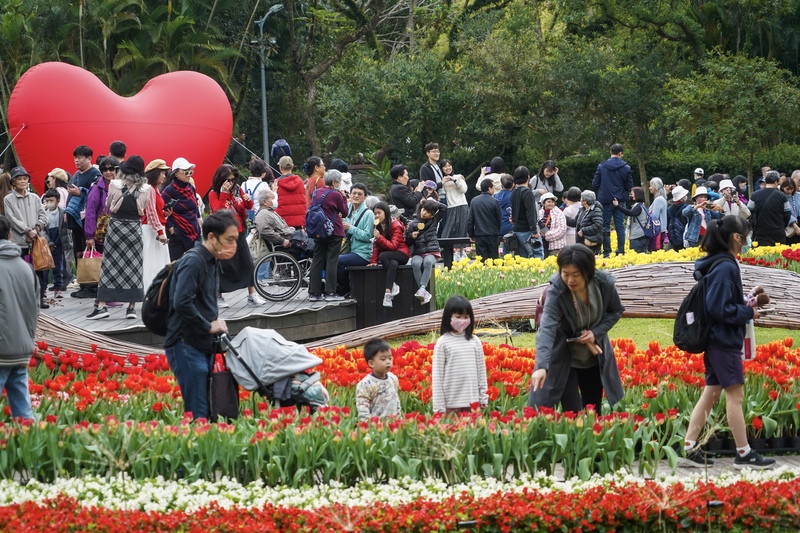 氣溫明顯回升，士林官邸鬱金香展區擠滿人潮。(中央社資料照片)