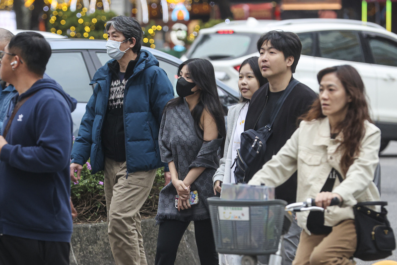 中央氣象署表示，受大陸冷氣團影響，17日北部白天高溫約20度。 (中央社資料照片)