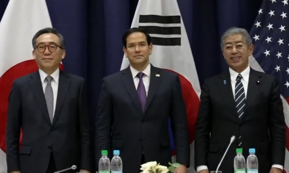 美國國務卿盧比歐(Marco Rubio，中)、韓國外交部長趙兌烈(左)及日本外務大臣岩屋毅(右)15日在慕尼黑安全會議場邊舉行會談。(X@kashmir88ks)