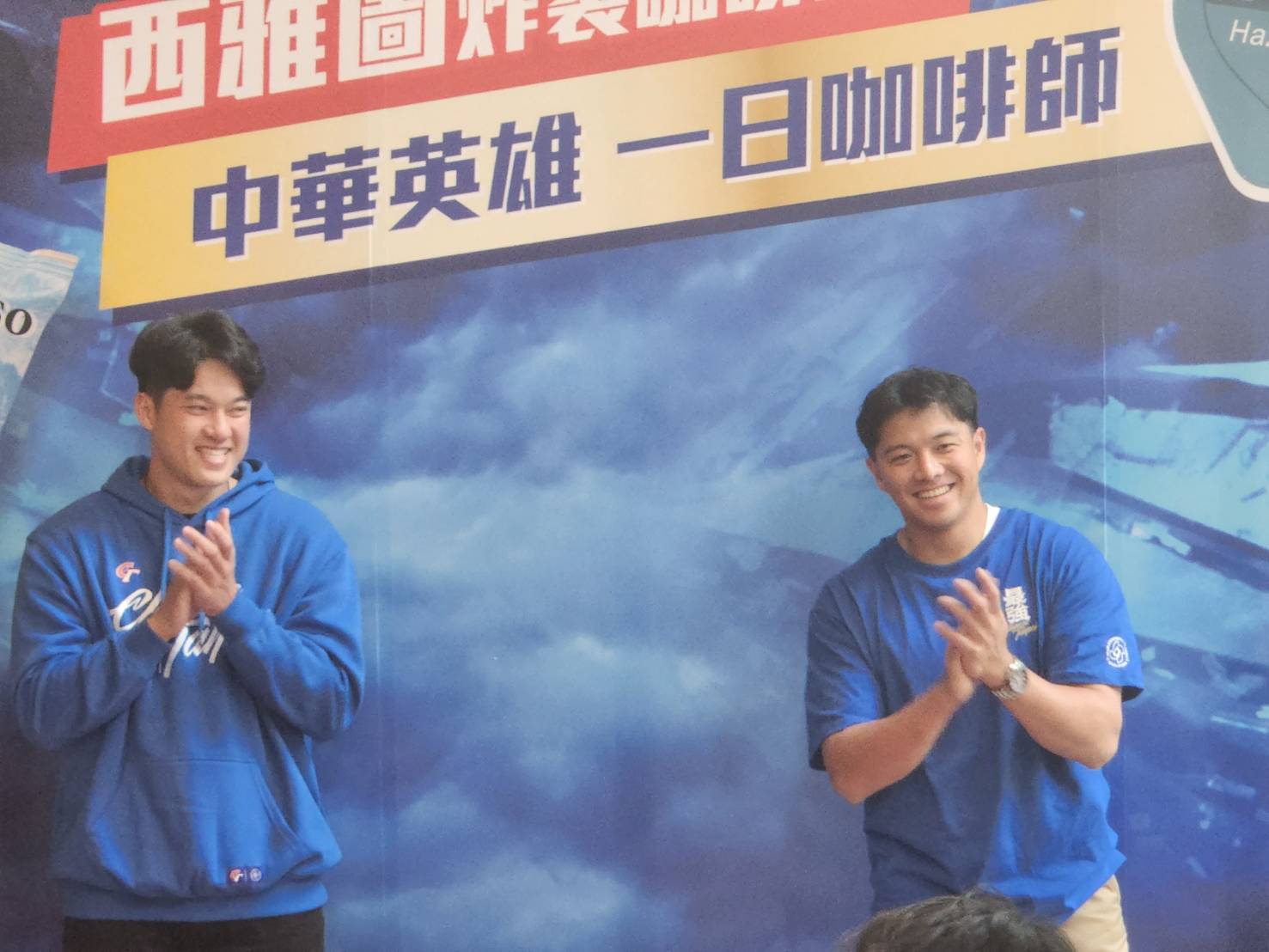 野手吳念庭(右)與旅外年輕投手莊陳仲敖(左)皆入選經典賽資格賽國家代表隊，兩人16日出席公開活動受訪表示，12強賽台灣隊奪冠後，確實感受到國人高度期待，壓力不小，會全力以赴。(江昭倫 攝)