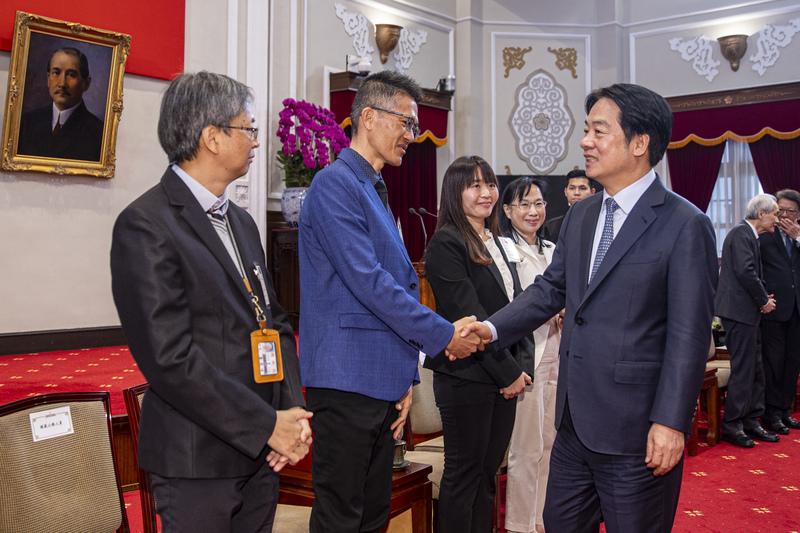 總統賴清德(前右)17日上午接見「113年全國模範公務人員代表」，與高雄市政府工務局新建工程處副總工程司黃麟達(左2)等握手致意。(圖：中央社)