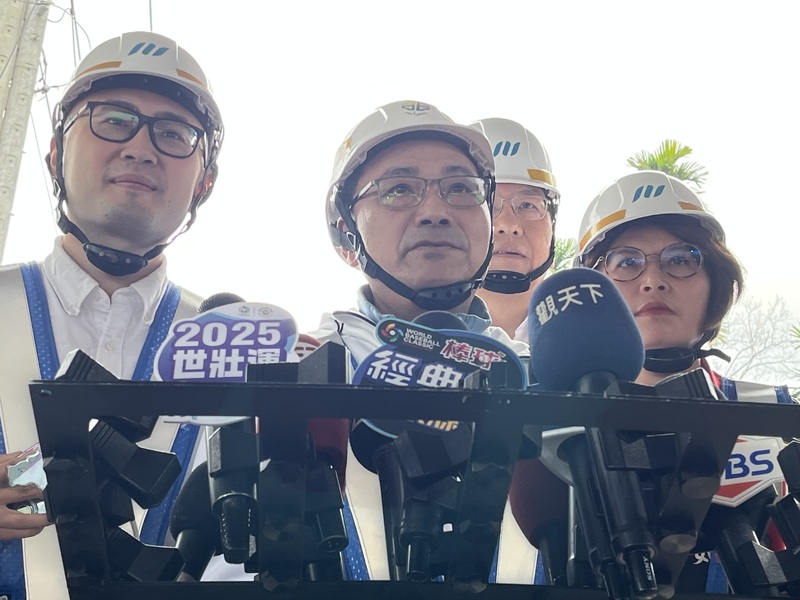 新北捷運環狀線地震災損，第三方鑑定報告認定受損原因是廠商疏失，雙北市政府向中華工程求償新台幣19.27億元。新北市長侯友宜（前中）17日表示，市府依據鑑定報告內容及所有詳細問題向中工求償，「我們尊重專業，也尊重公正團體判斷，一定向中工求償，絕對不退讓」。(圖：中央社)