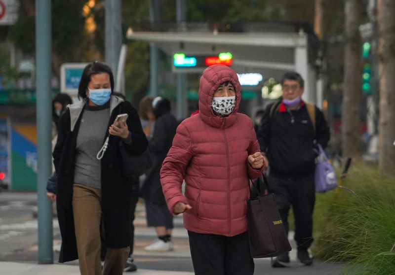 氣象專家吳德榮說，今天(23日)大陸冷氣團再增強，預估要到25日白天起回暖至3月初。圖為北市民眾穿上羽絨外套保暖。 (圖：中央社)