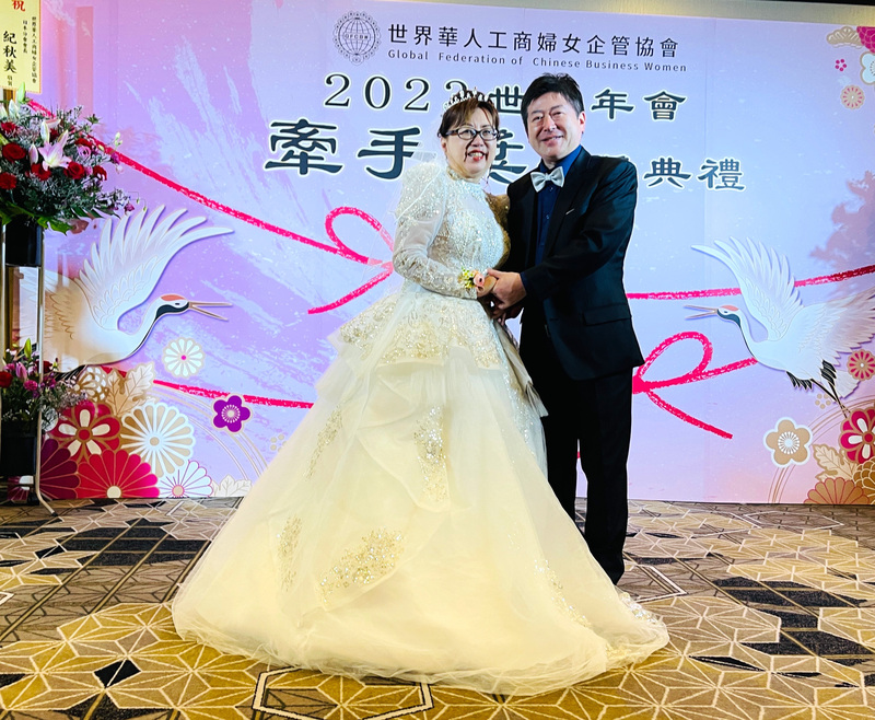 日本戶籍登記國籍欄「國籍，地域」5月起將可標註台灣，而非「中國」。台灣新聞社社長錢妙玲（左）說，最高興的應該是她日本老公（右）。圖為錢妙玲與先生民國112年10月17日出席世界華人工商婦女企管協會在日本的活動。 (圖：中央社)