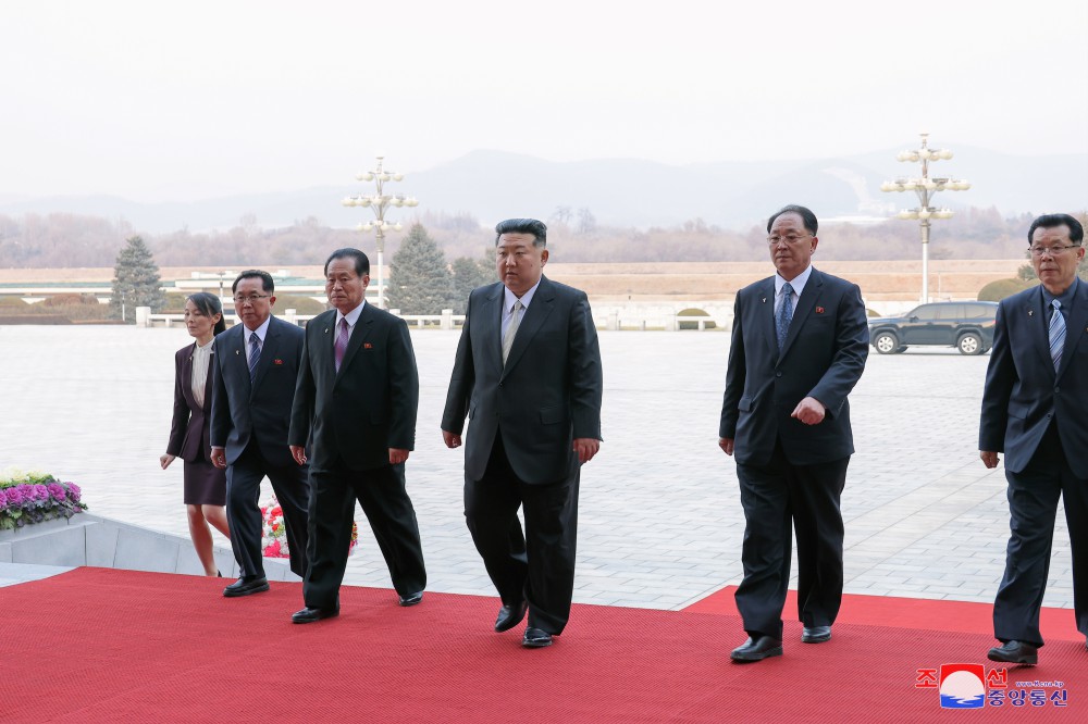 金正日冥誕，北韓領導人金正恩罕見前往陵墓致意。(圖：KCNA)