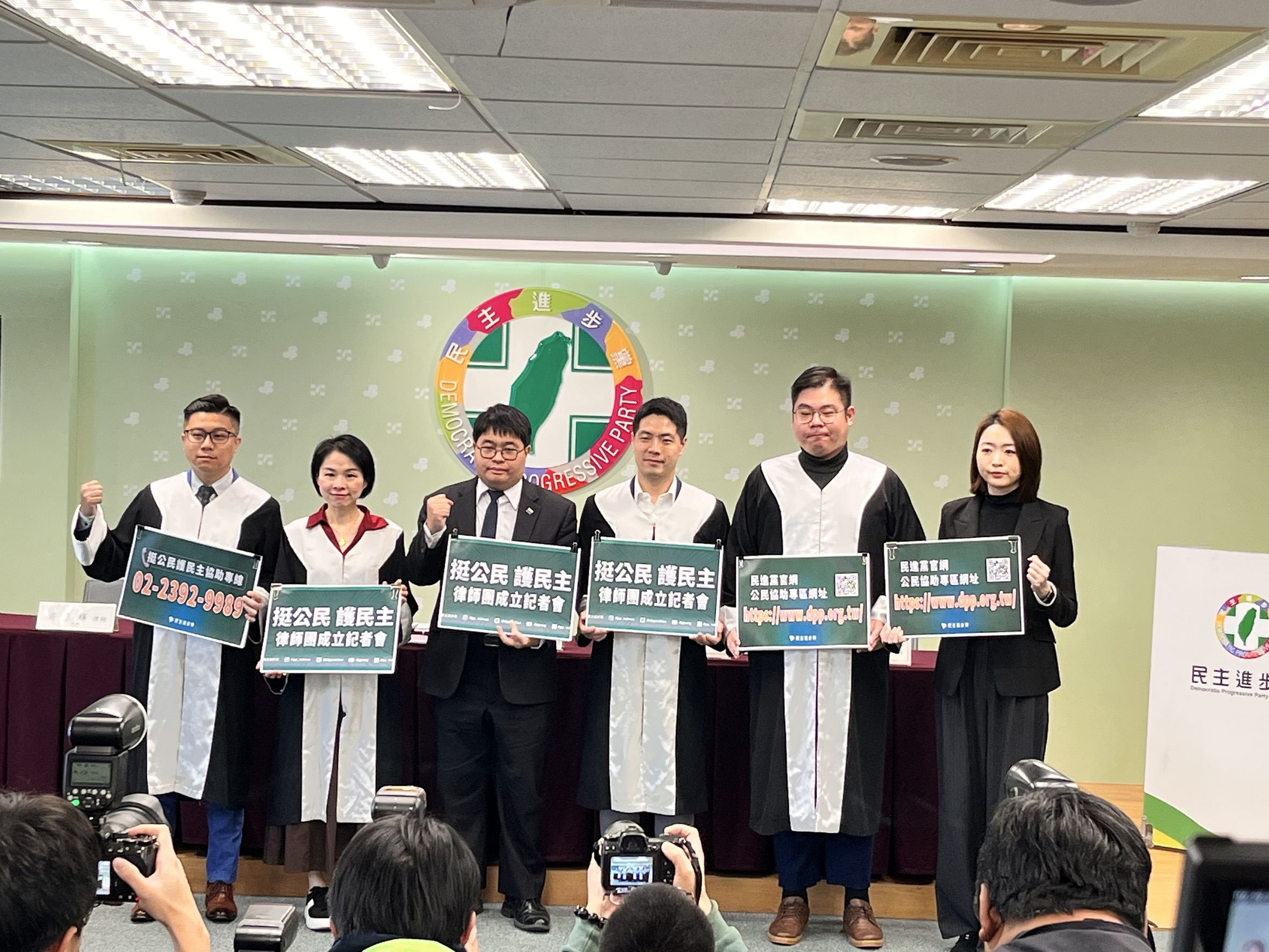民進黨今天(17日)宣布正式組成律師團，提供專線與設置網路專區，除了譴責報復式罷免，也將提供法律協助，確保公民行使罷免的權利不受干預。(劉玉秋 攝)