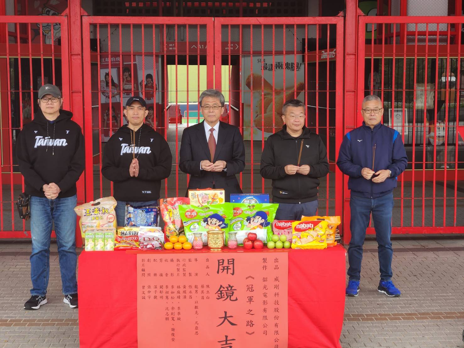 《冠軍之路》紀錄片18日宣布正式開拍，希望再現台灣隊12強賽奪冠幕後激勵人心故事。右起中職秘書長楊清瓏、中職會長蔡其昌、威剛科技副總林天瓊、紀錄片導演龍男 • 以撒克 • 凡亞思、監製張永昌。(江昭倫 攝)