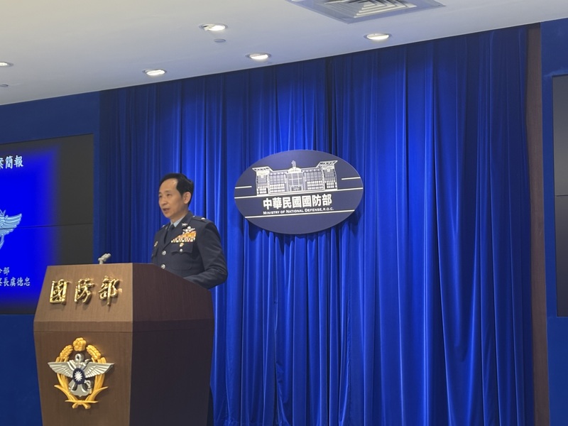 空軍司令部督察長虞德忠少將18日於國防部例行記者會，針對勇鷹高教機15日失事後的後續情況進行報告。(圖：中央社)
