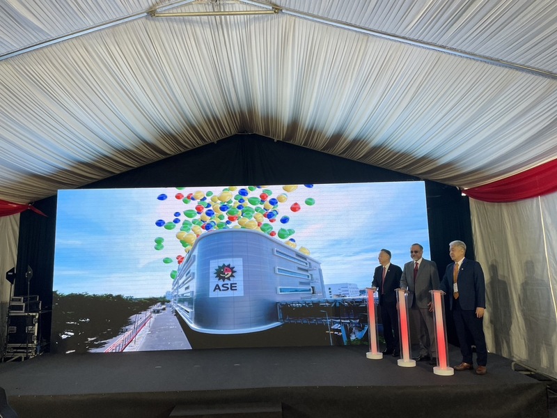 日月光馬來西亞檳城5廠18日上午舉行啟用典禮，執行長吳田玉（左）看好檳城廠未來在人形機器人布局。(圖：中央社)