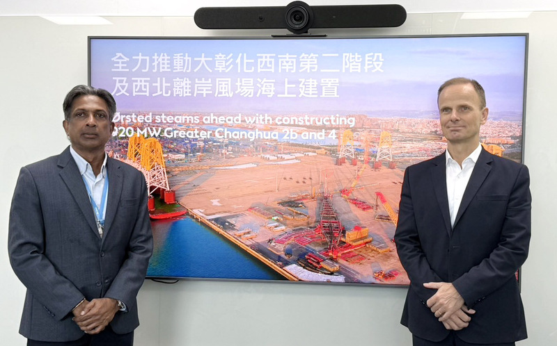 儘管全球離岸風電市場動盪多，沃旭能源亞太區總裁古沛明（Per Mejnert Kristensen）（右）強調，對台灣市場仍深具信心，沃旭期盼參與區塊開發3-3期選商，不會因為台灣或全球的短期逆風就輕易改變。(圖：中央社)