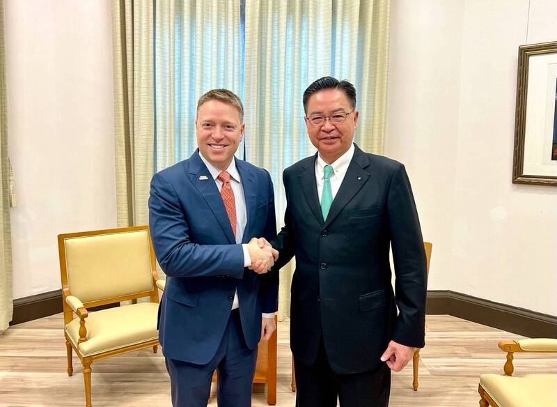 國安會秘書長吳釗燮(右)18日會見美國前白宮副國安顧問博明(左)一行，雙方就發展不對稱戰力、強化全社會防衛韌性，以及共同因應中國威權主義擴張等議題深入交流。(國安會提供)(圖：中央社)