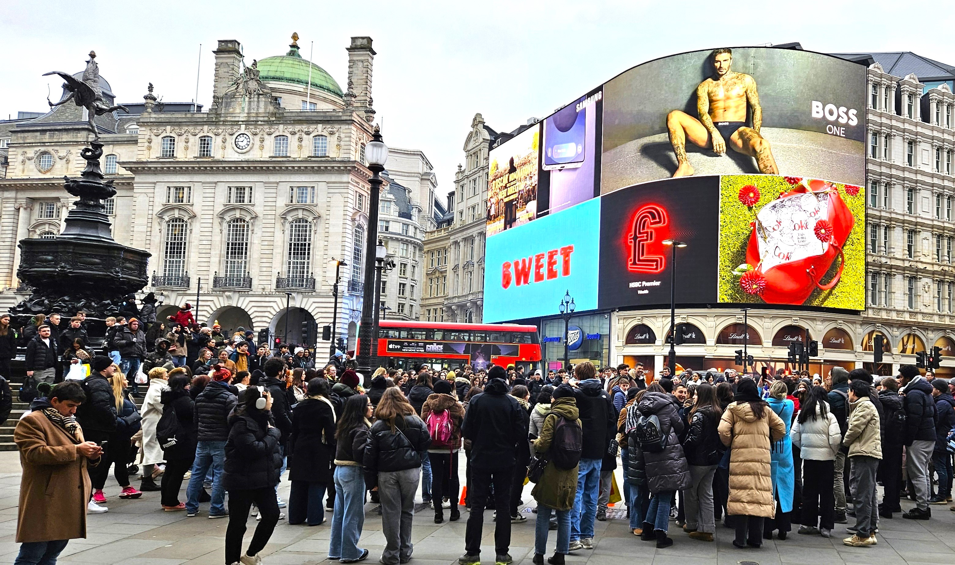 倫敦手機竊盜案件數量高居英國第一，其中市中心的West End區是犯案熱點，圖為著名的皮卡底里圓環，民眾圍觀街頭藝人表演。(黃貞貞 攝)