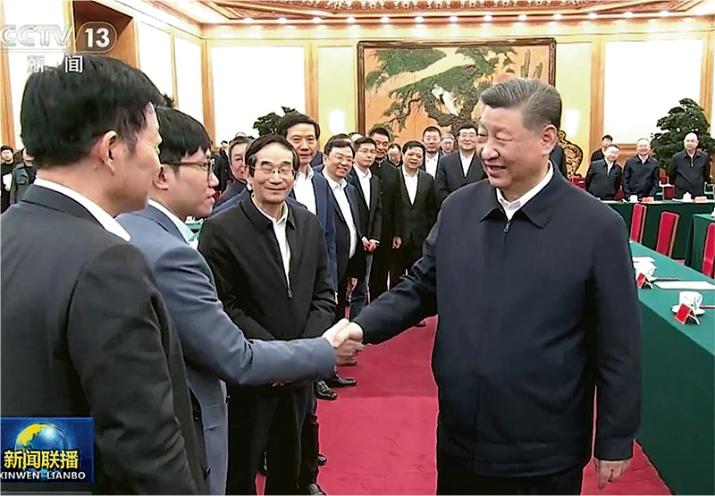17日在北京召開的民企座談會結束後，中國國家主席習近平與DeepSeek創辦人梁文鋒（左二）握手。( 網路圖片)