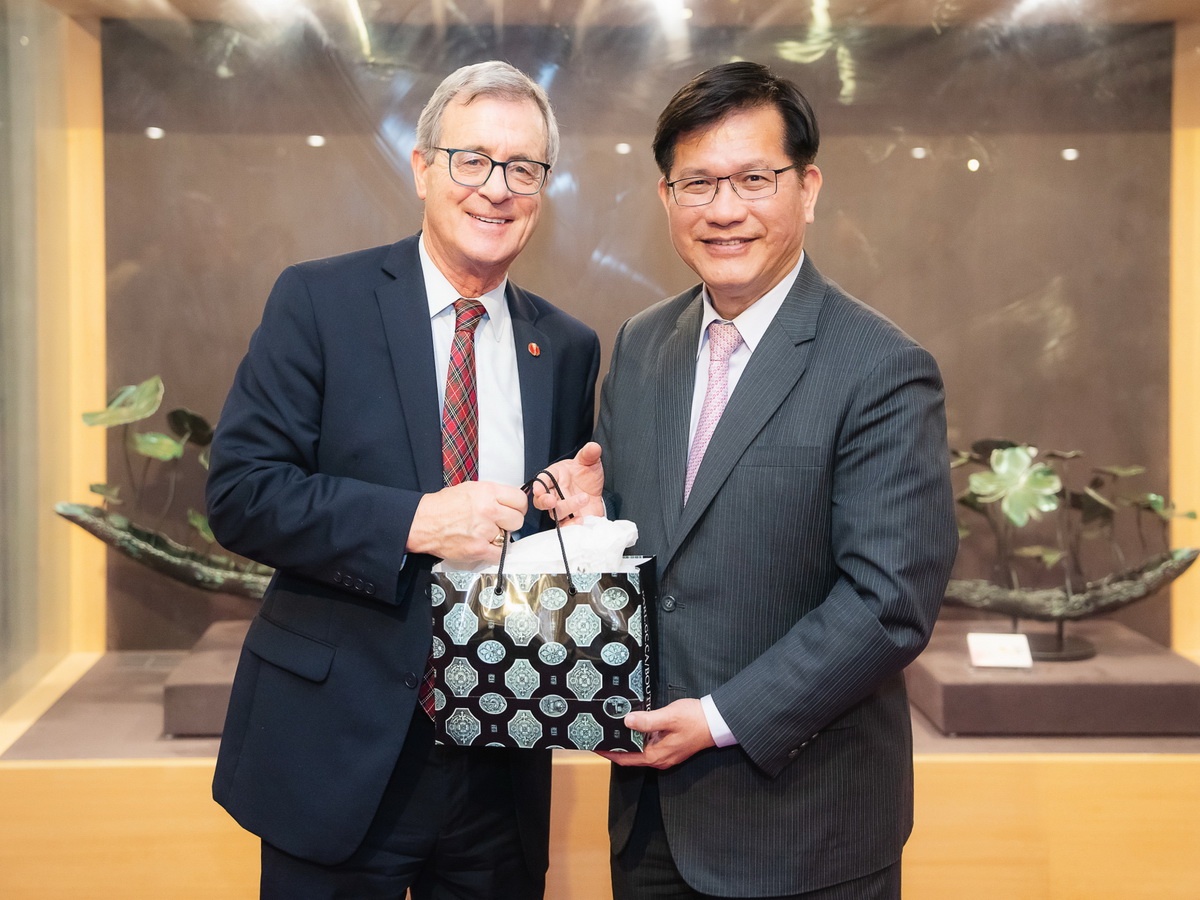 加拿大參議員Michael MacDonald(左)率團來訪，外交部長林佳龍(右)17日晚間設宴款待 (圖取自林佳龍臉書)