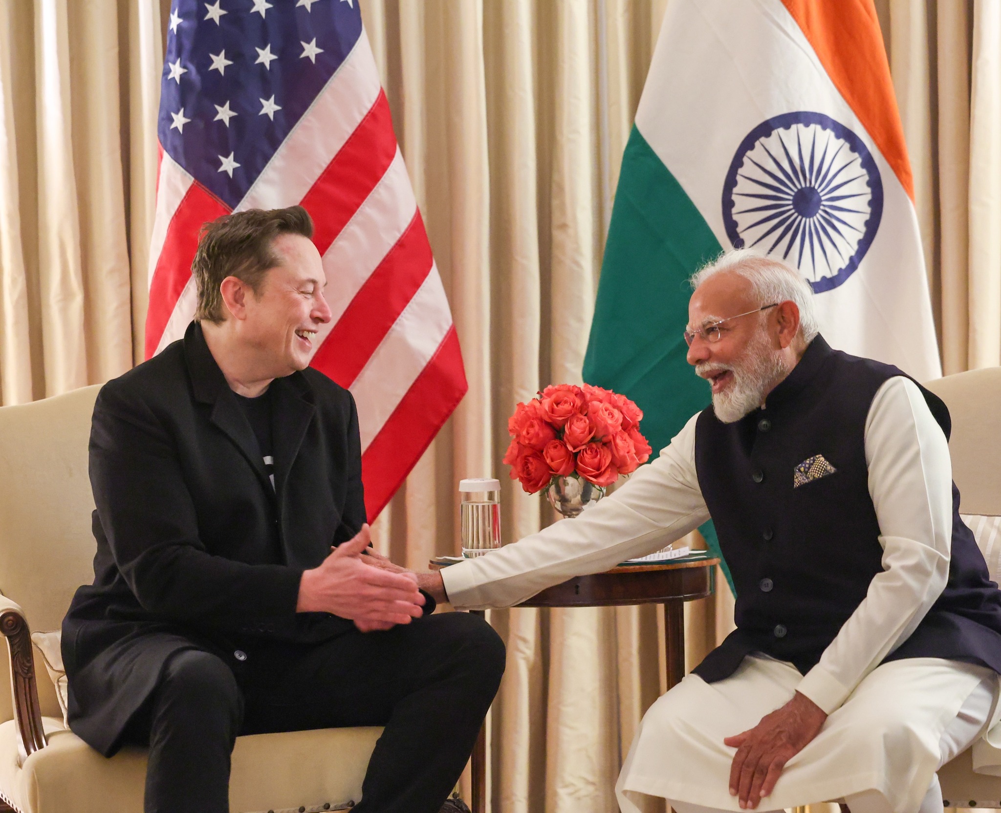印度總理莫迪(Narendra Modi，右)與億萬富豪馬斯克馬斯克(Elon Musk，左)會面。(圖：Narendra Modi臉書)