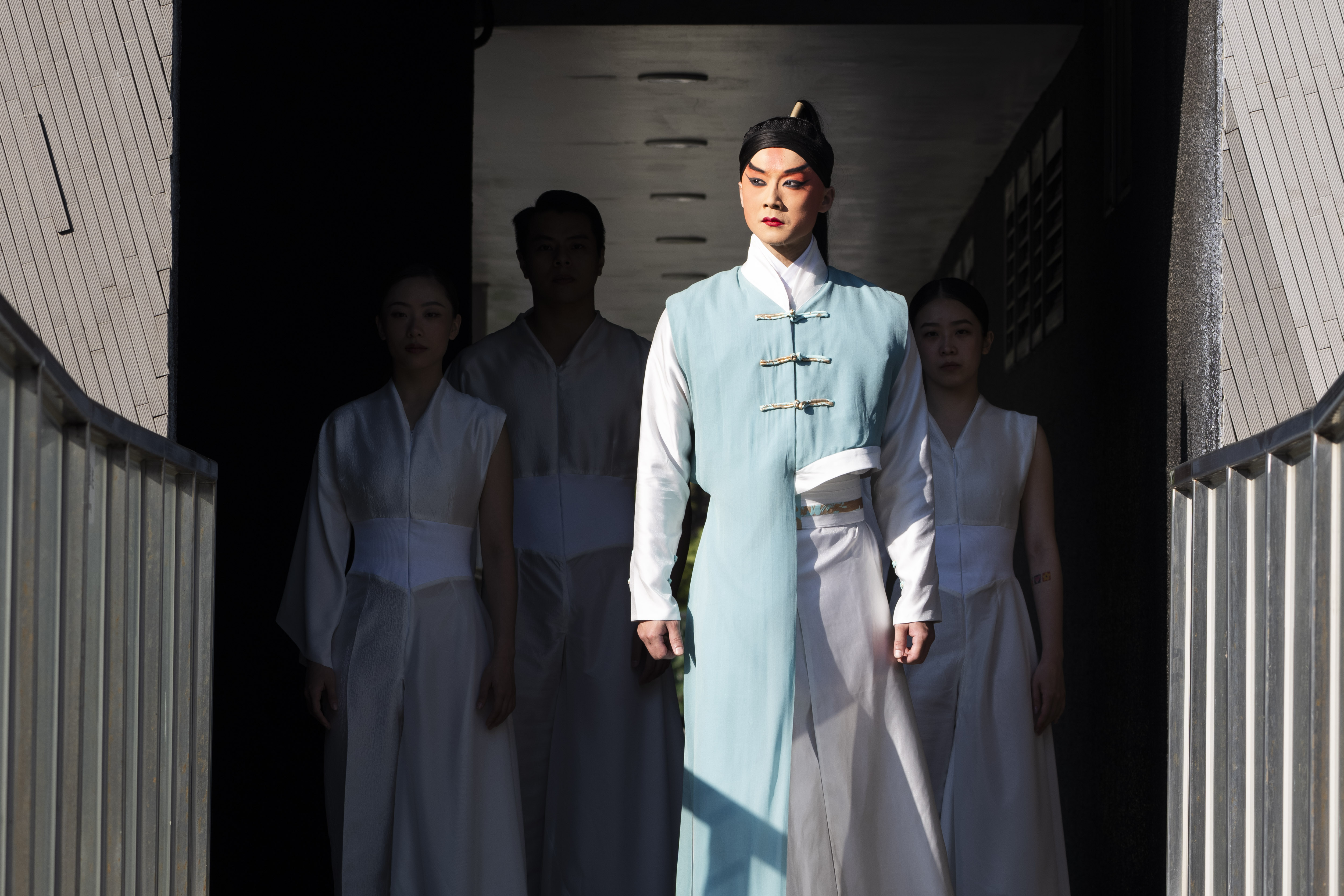 國光劇團《精衛》由青年武生李家德(圖)加上京劇小天后黃宇琳，以及「翃舞製作」現代舞者一起演出，以嶄新跨界的表演形式，帶領觀眾探究汪精衛這位歷史爭議人物的內心。(國光劇團提供)