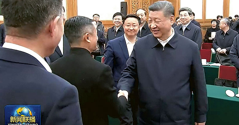 17日在北京召開的民企座談會，中國國家主席習近平與阿里巴巴創辦人馬雲握手。(網路圖片)