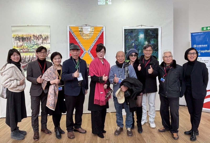 首都藝術展18日於巴黎大皇宮開展，台灣共有23位藝術家大陣仗參加。駐法大使郝培芝（左5）與駐法台灣文化中心主任胡晴舫（右1）前往致意，與藝術家吳炫三（右5）、梁永斐（左4）、黃進龍（右3）、李文謙（右2）、林欽賢（左2）、陳香伶（右4）、師大控股公司執行長林雅萍（左3）合影。 (圖：中央社)