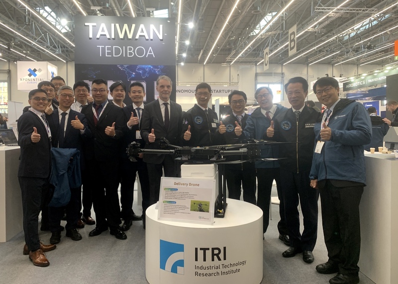 首屆歐洲無人載具產業鏈展在德國登場，工研院機械所副所長彭文陽（右1）、嘉義縣長翁章梁（右2）、台灣駐德代表謝志偉（右3）、德國北萊茵西發利亞邦經濟、工業氣候與能源部博士陶佩爾（右6）與工研院團隊。 (圖：中央社)