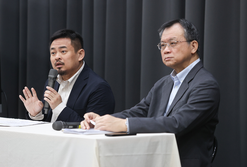 勞動部19日上午舉行記者會，勞動部長洪申翰(左)、職業安全衛生署長鄒子廉(右)出席，說明「114年春安期間加強勞動檢查實施計畫」檢查結果。(圖：中央社)