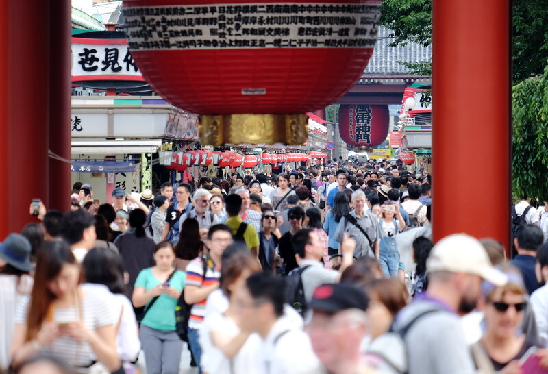 日本政府觀光局(JNTO)19日估計，今年1月訪日外國客人數達378萬1200人，較去年同期268萬8478人大幅成長40.6%，再寫統計史單月新高。圖為東京觀光人潮示意圖。(圖：中央社)