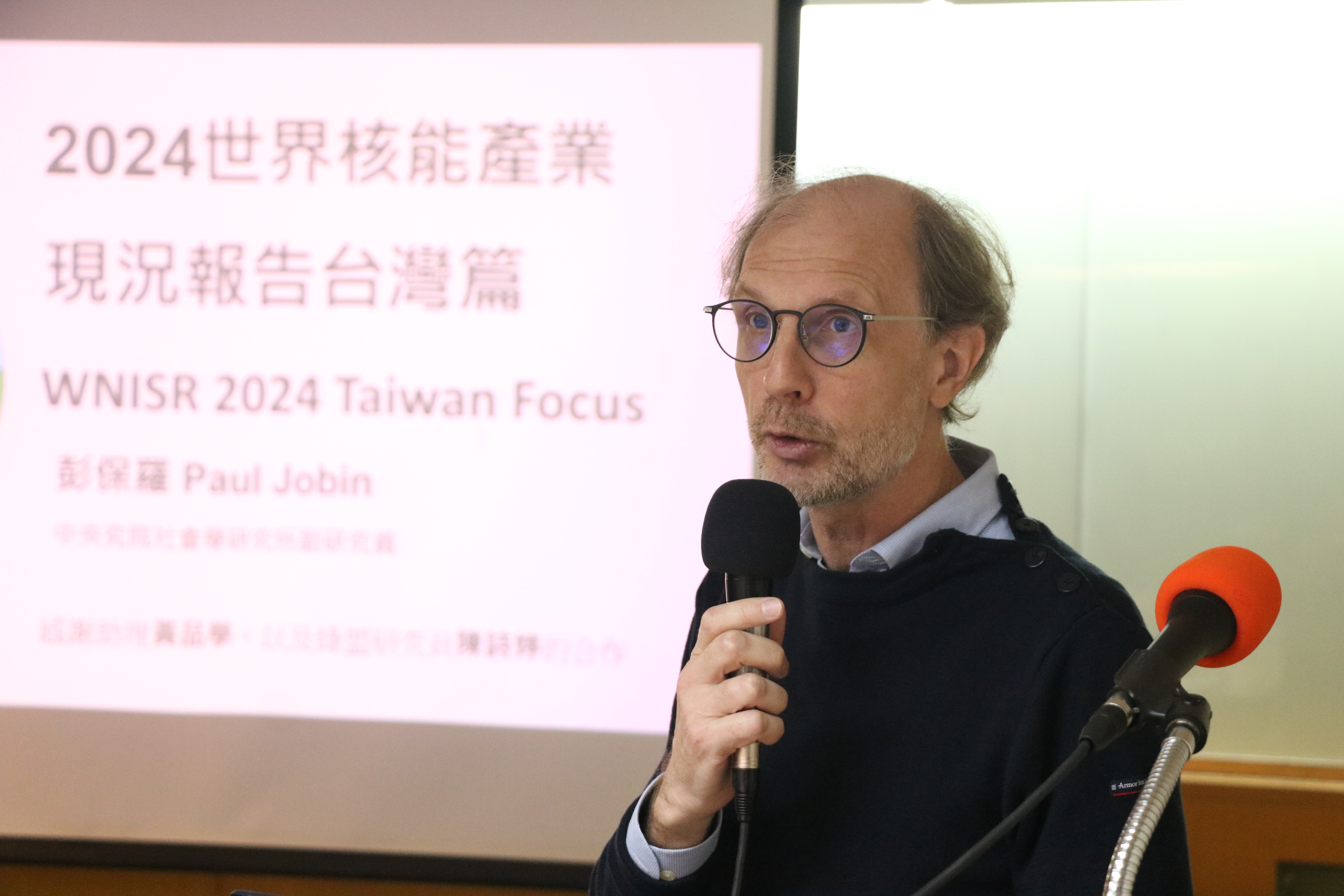 中研院研究員彭保羅(Jobin, Paul)指出，受到政治與經濟壓力，政府並未堅定反核。(綠盟提供)