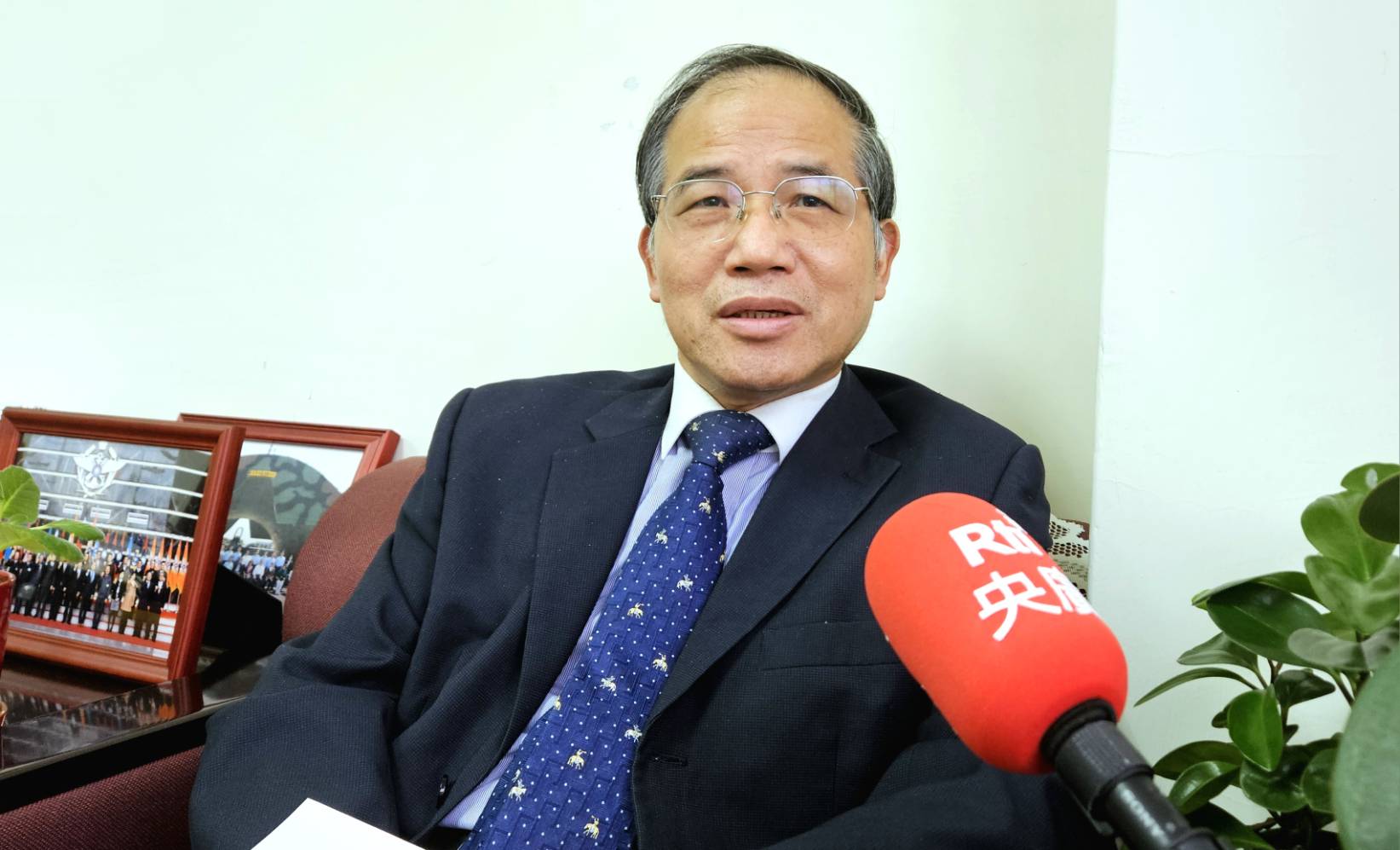 監察院國際事務小組召集人林文程說明監察院的國際交流成果及預算刪減造成的影響。(歐陽夢萍 攝)