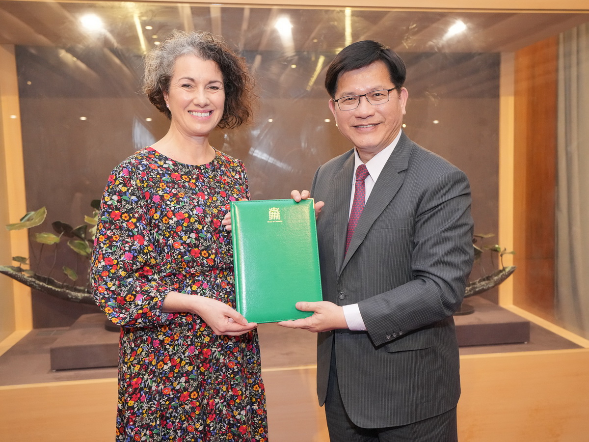 外交部長林佳龍(右)18日接見英國國會議員Sarah Champion(左)，期盼深化雙邊經貿關係 (圖取自林佳龍臉書)